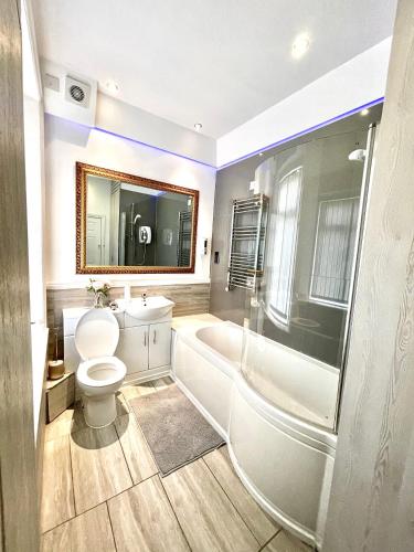 ブラックプールにあるLarge Luxury Apartment Blackpoolのバスルーム(トイレ、バスタブ、シンク付)