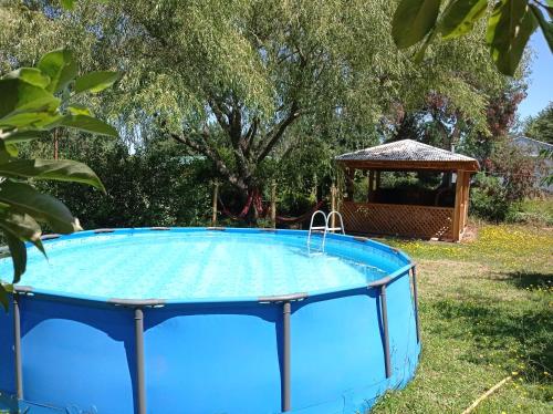 a pool in the yard with a gazebo at Vilcún, cabaña 100 mt2, a 38 k del Volcán Llaima in Vilcún
