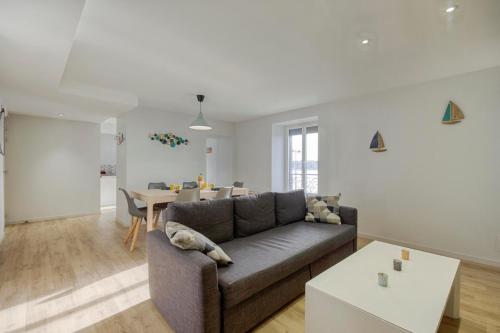 a living room with a couch and a table at Le Batelier in Erquy