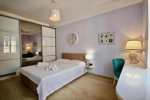 ein Schlafzimmer mit einem Bett, einem Tisch und einem Stuhl in der Unterkunft Romantic Lux Vivaldi Suite Svobode avenue 39 in Lwiw