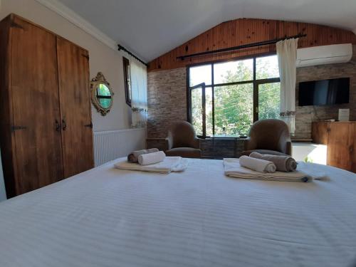 Un pat sau paturi într-o cameră la Butik Hotel Maşukiye