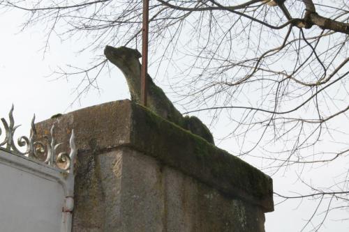 a statue of a bird sitting on top of a wall at La Levriere d'Arc les Gray Chambre D'hotes in Arc