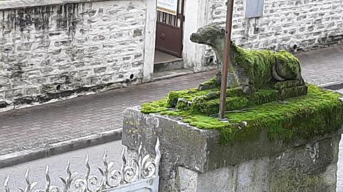 a statue of a dog sitting on a wall at La Levriere d'Arc les Gray Chambre D'hotes in Arc