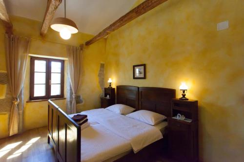 Ένα ή περισσότερα κρεβάτια σε δωμάτιο στο Villa Franz Krbune