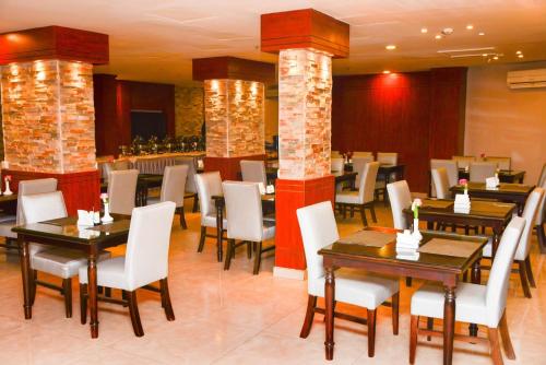 a dining room with tables and chairs and a restaurant at Almsakn Alola Hotel Company in Riyadh
