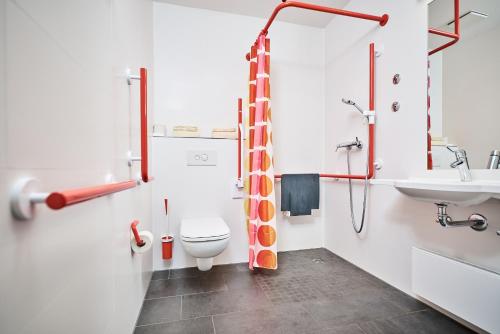 een badkamer met een toilet en een wastafel bij Jugendgästehaus Aasee in Münster