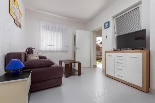 Телевизор и/или развлекательный центр в Apartments Smaila