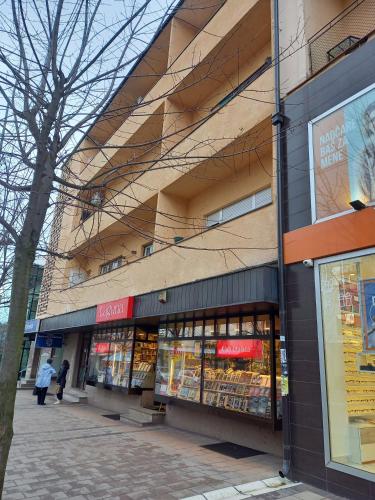 a store on the side of a building at Centar apartman - gradski trg in Gornji Milanovac