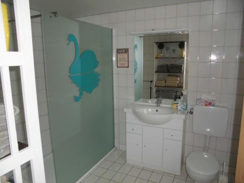 a bathroom with a toilet and a sink at Gasthaus Beyersdorfer in Rieth