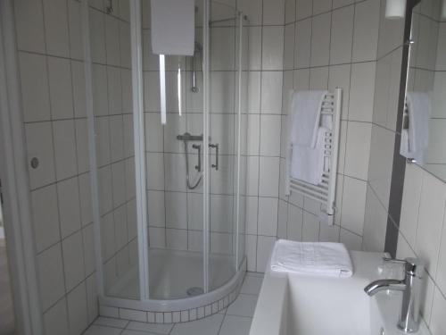 y baño con ducha, aseo y lavamanos. en Chambres d'hôtes Les Lavandes Rocamadour en Rocamadour
