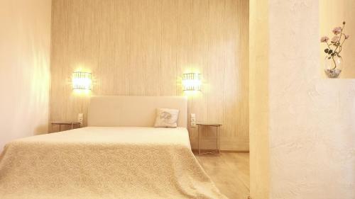 - une chambre dotée d'un lit avec deux lumières dans l'établissement Sea Garden Apartment, à Varna