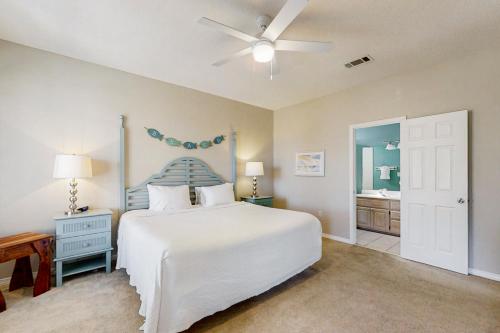 1 dormitorio con cama blanca y baño en Emerald Shores, en Destin