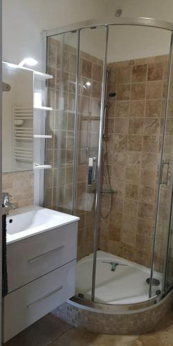 une salle de bain avec douche et lavabo dans l'établissement La Petite Seigneurette, à Villeneuve-lès-Avignon