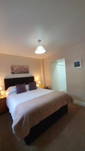 a bedroom with a large bed in a room at Willows Apartment in Pitlochry