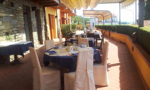 un restaurante con mesas y sillas en un patio en La Marina Resort, en Pontida