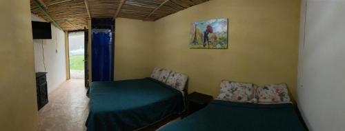 Habitación con 2 camas y sofá en Miroji, en Zacatlán