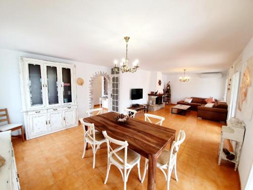 sala de estar con mesa de madera y sillas en New holiday house "Casa miAlina" with private pool, 300m to beach, en Cambrils