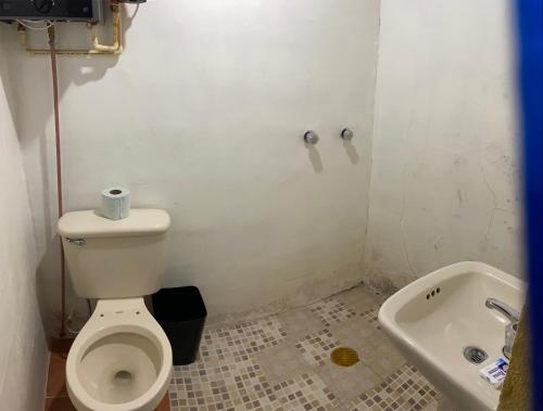 ein kleines Bad mit WC und Waschbecken in der Unterkunft Miroji in Zacatlán