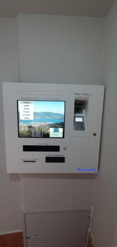 una máquina con una pantalla en la pared en Hotel Marín, en Marín