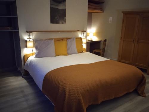 Una cama o camas en una habitación de Aux 10 Ponts - Gîte aux abords du fleuve La Somme - La mer à 30 min - La nuit pour 6 voyageurs