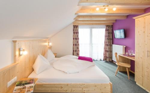 Postel nebo postele na pokoji v ubytování Hotel Haus Lungau