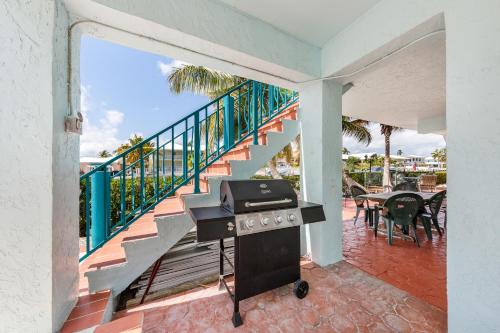 Breezy Palms & Tropical Charm – Photos 3