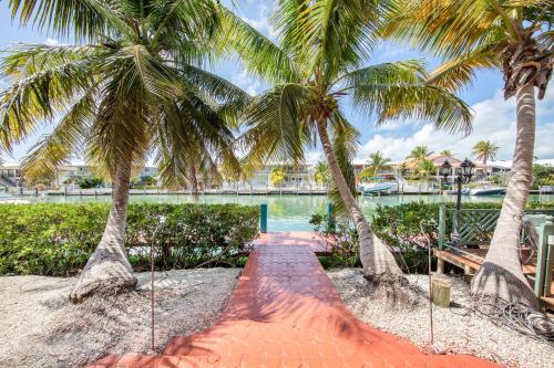Breezy Palms & Tropical Charm – Photos 5