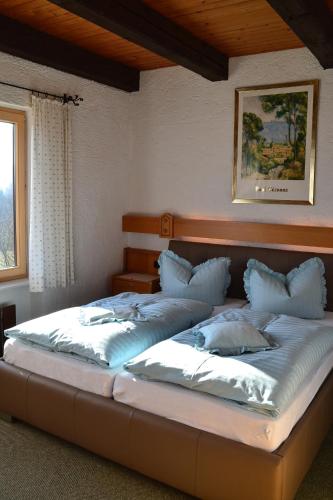 two twin beds in a room with at Gästehaus Rachelblick in Frauenau