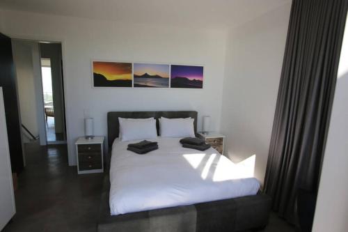 Postel nebo postele na pokoji v ubytování Dolphin Beach Villa E24 direct access to the beach