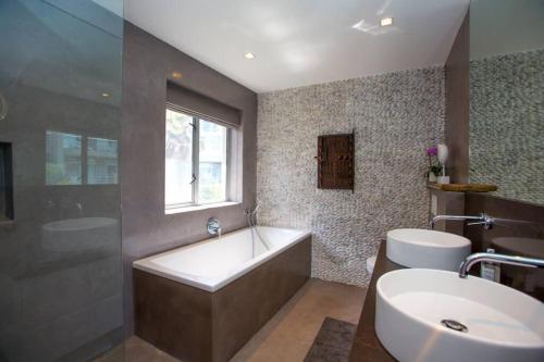 Koupelna v ubytování Dolphin Beach Villa E24 direct access to the beach