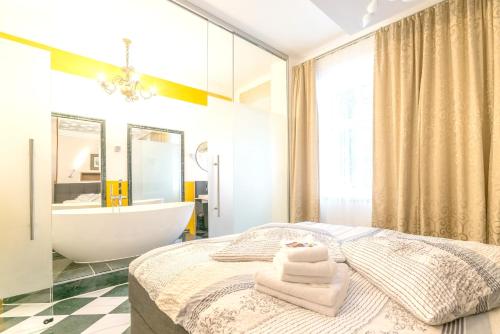 ein Bad mit einem Bett, einer Badewanne und einem Waschbecken in der Unterkunft One bedroom appartement with terrace and wifi at Bad Schandau in Bad Schandau