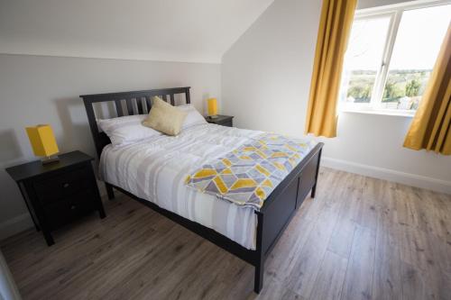sypialnia z łóżkiem i oknem w obiekcie Holllie View w mieście Enniskillen