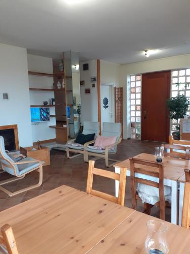 una sala de estar con mesas y sillas de madera. en El Rincon del Artista, en Soiano del Lago