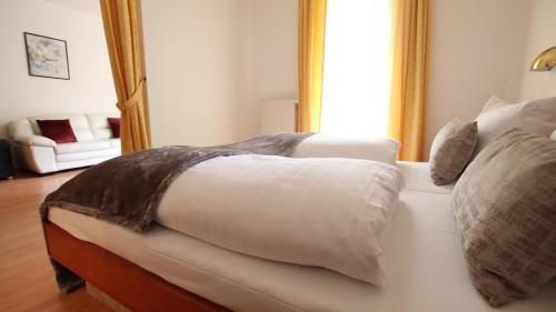Ein Bett oder Betten in einem Zimmer der Unterkunft Hotel Kurparkblick