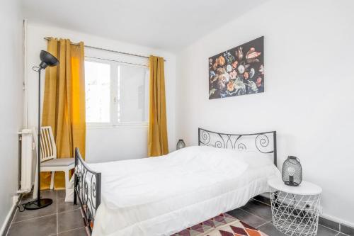 une chambre avec un lit et une fenêtre dans l'établissement Appartement Corail - Welkeys, à Antibes