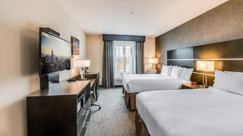 una camera d'albergo con 2 letti e una scrivania di Holiday Inn Longview - North, an IHG Hotel a Longview