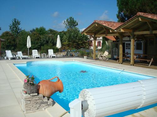 - une piscine avec un kiosque dans l'établissement LE GAHOUN - Chambres d'hôtes, à Castets