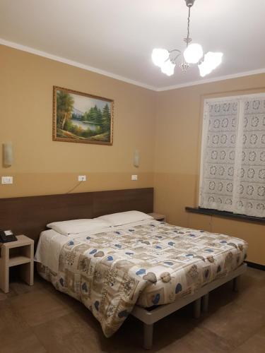 1 dormitorio con 1 cama y una foto en la pared en Hotel Tommaseo, en Génova