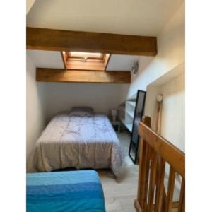 une chambre avec un lit dans une petite pièce dans l'établissement Résidence Azur, au Barcarès