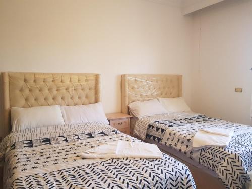 Un pat sau paturi într-o cameră la Elite Homes 3BR Sunny Apartment Families Only