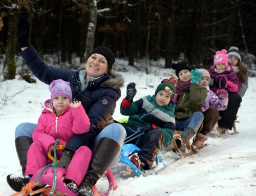 a group of people sitting in the snow at Przystań na Zagórzu - Apartamenty nad jeziorem in Drezdenko