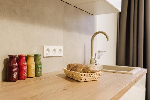 - un comptoir de cuisine avec évier et un panier de pain dans l'établissement Apartment an der Altstadt (#5), à Hameln