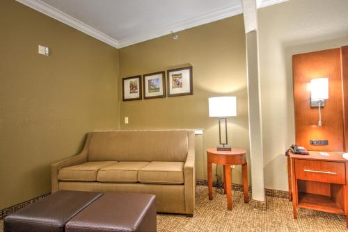 Posezení v ubytování Comfort Suites Tomball Medical Center