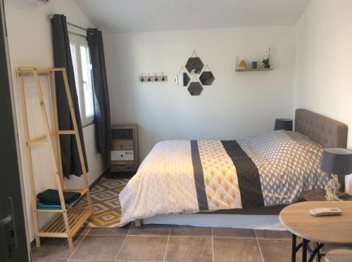 Postel nebo postele na pokoji v ubytování Ogooué Studio