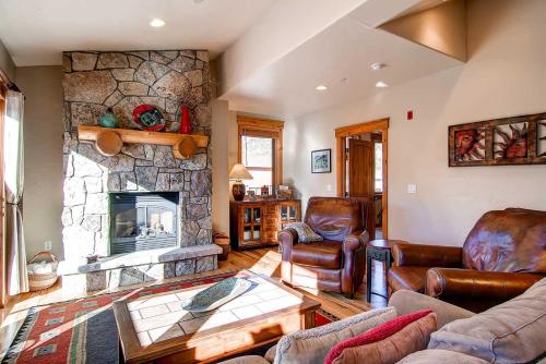 Posezení v ubytování Mt. Victoria Lodge Penthouse Condo: Downtown, Hot Tub