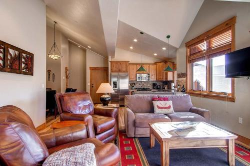 TV a/nebo společenská místnost v ubytování Mt. Victoria Lodge Penthouse Condo: Downtown, Hot Tub