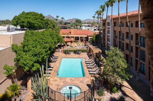 an overhead view of a swimming pool at a hotel at Sonesta Select Phoenix Camelback in Phoenix
