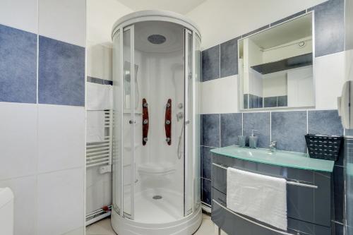 Ванная комната в L'Arpajonnais 6 Cosy Hyper Centre Terrasse N20