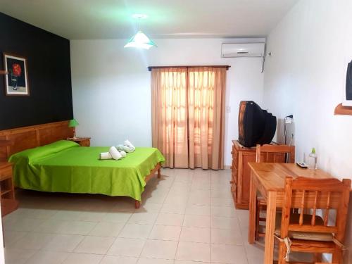カピージャ・デル・モンテにあるCABAÑAS SAN ANTONIOのベッドルーム(緑色のベッド1台、テレビ付)