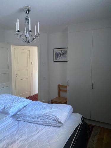 a bedroom with a bed and a chandelier at VARIJLYAN in Sälen